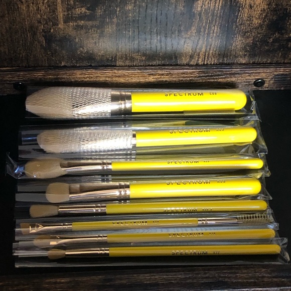 RARE Spectrum x Winnie The Pooh Makeup Bag, Brush Set, Brush & Blending Sponges - Picture 11 of 16